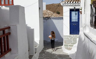 Ασβεστωμένα σπίτια και σοκάκια στη Δρυοπίδα στην Κύθνο