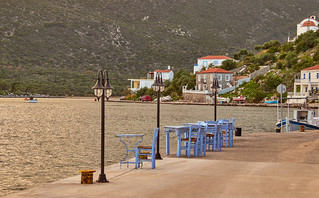 Ταβέρνες πλάι στο κύμα στο Γέρακα