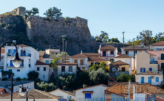 Παραδοσιακά σπίτια στην Κορώνη μπροστά από το κάστρο