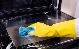 Πώς να καθαρίσετε τον φούρνο σας χωρίς τα χημικά καθαριστικά φούρνου