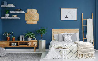 Κρεβατοκάμαρα με μπλε τοίχο