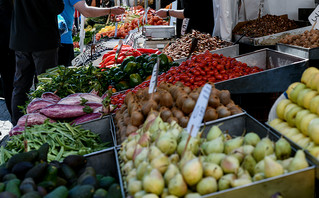 Ακρίβεια: Ψάχνουν στα σκουπίδια φρούτα και λαχανικά μετά το τέλος της λαϊκής αγοράς