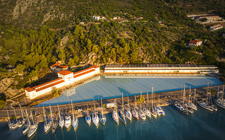 Τα ιαματικά λουτρά στα Μέθανα από ψηλά Τα ιαματικά λουτρά στα Μέθανα από ψηλά