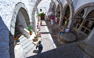 Κόσμος επισκέπτεται τη Μονή Αγίου Ιωάννη στην Πάτμο