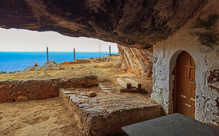 Πόρτα για το εκκλησάκι στο Καθολικό στα Χανιά με θέα στη θάλασσα