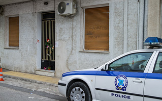 Πάτρα: Ποιοι μπήκαν στο σπίτι της Ρούλας Πισπιρίγκου και του Μάνου Δασκαλάκη – Βγήκαν κρατώντας μαύρες σακούλες