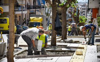 Σε εξέλιξη το μεγάλο έργo ανακατασκευής 410 πεζοδρομίων στο κέντρο και τις γειτονιές της Αθήνας