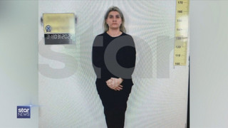 Ρούλα Πισπιρίγκου: Οι πρώτες φωτογραφίες μετά τη σύλληψή της στη ΓΑΔΑ &#8211; Ντυμένη στα μαύρα και με σταυρωμένα χέρια