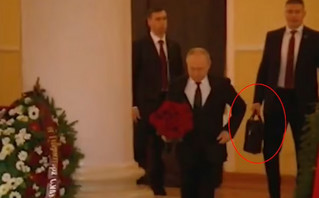 Ο Πούτιν και η μυστ΄ληρια τσάντα Ο Πούτιν και η μυστ΄ληρια τσάντα