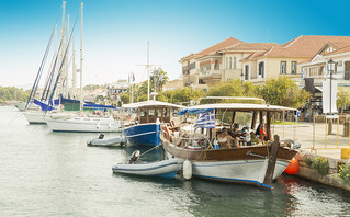 Βάρκες και ιστιοπλοϊκά στο λιμάνι της Πρέβεζας