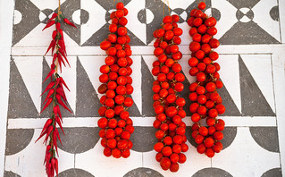Χαρακτηριστικά κόκκινα ντοματάκια στο Πυργί στη Χίο