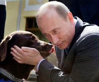 Σκύλος γλείφει τον Πούτιν