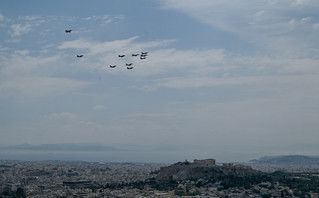 Συμβολική πτήση σχηματισμού νατοϊκών αεροσκαφών πάνω απο την Ακρόπολη