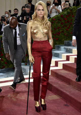 Η Κάρα Ντελεβίν στα Met Gala Η Κάρα Ντελεβίν στα Met Gala