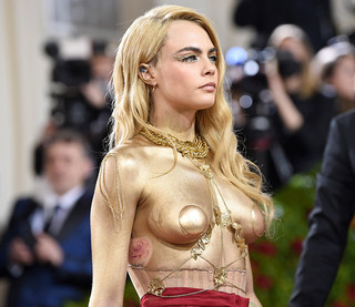 Η Κάρα Ντελεβίν στα Met Gala Η Κάρα Ντελεβίν στα Met Gala