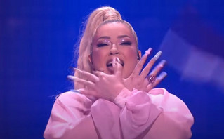 Ημιτελικός Eurovision 2022: Η τραγουδίστρια της Αλβανίας σχημάτισε με τα χέρια της τον αετό