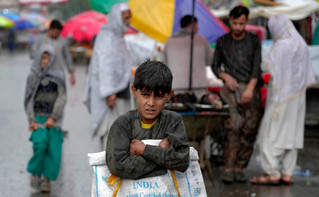 Παιδί μέσα στη βροχή στο Αφγανιστάν