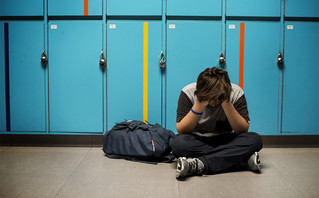 Στενοχωρημένο αγόρι σε σχολείο
