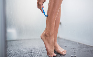 Γυναίκα ξυρίζει τα πόδια της