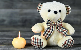 Αρκουδάκι δίπλα σε αναμμένο κερί