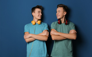 Δίδυμα έφηβα αγόρια με ακουστικά