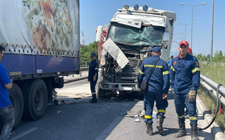 Σύγκρουση τριών φορτηγών στη Λάρισα Σύγκρουση τριών φορτηγών στη Λάρισα