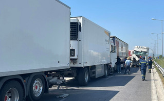 Σύγκρουση τριών φορτηγών στη Λάρισα Σύγκρουση τριών φορτηγών στη Λάρισα