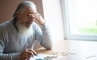 Ηλικιωμένος άντρας μετράει χρήματα