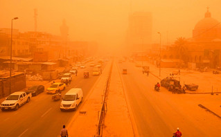 Απόκοσμες εικόνες από αμμοθύελλα στο Ιράκ: Όλα έγιναν πορτοκαλί &#8211; Έκλεισαν αεροδρόμια, σχολεία και δημόσιες υπηρεσίες
