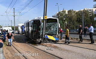 Απίστευτες εικόνες από τροχαίο με λεωφορείο στην παραλιακή