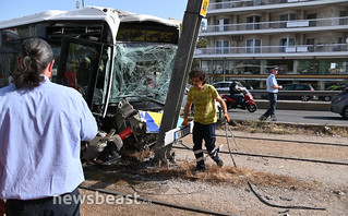 Απίστευτες εικόνες από τροχαίο με λεωφορείο στην παραλιακή