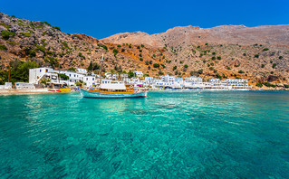 Το Λουτρά στα Χανιά με τον επιβλητικό ορεινό όγκο γύρω του Το Λουτρά στα Χανιά με τον επιβλητικό ορεινό όγκο γύρω του