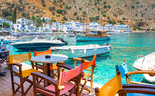 Παραθαλάσσιο καφέ στο Λουτρό Παραθαλάσσιο καφέ στο Λουτρό