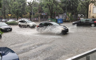 «Άνοιξαν» οι ουρανοί στα Ιωάννινα: Έντονη χαλαζόπτωση μετέτρεψε σε ποτάμια τους δρόμους