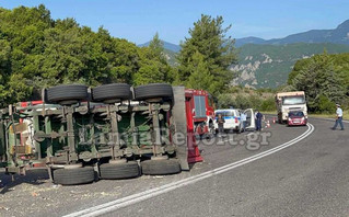 Τούμπαρε νταλίκα στις στροφές του Μπράλου