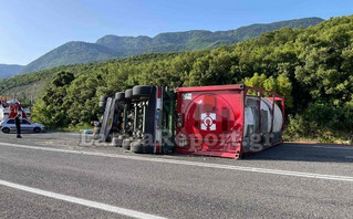 Τούμπαρε νταλίκα στις στροφές του Μπράλου