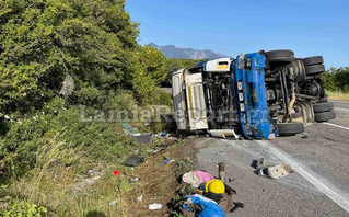 Τούμπαρε νταλίκα στις στροφές του Μπράλου