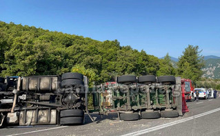 Τούμπαρε νταλίκα στις στροφές του Μπράλου