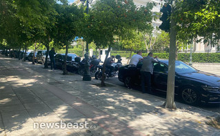 Οι ουρές από αμάξια στο Μαξίμου Οι ουρές από αμάξια στο Μαξίμου