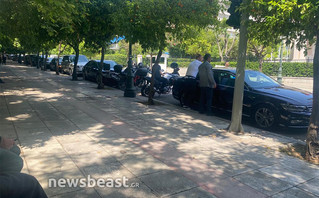 Yπουργικά αυτοκίνητα έξω από το Μέγαρο Μαξίμου Yπουργικά αυτοκίνητα έξω από το Μέγαρο Μαξίμου