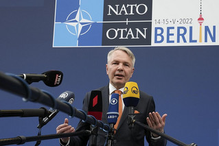 «Δεν ζητάμε άδεια από τη Ρωσία για να μπούμε στο ΝΑΤΟ αλλά επικοινωνούμε», τόνισε ο Φινλανδός ΥΠΕΞ