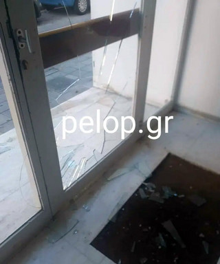 Νταής έσπασε την πόρτα πολυκατοικίας στην Πάτρα Νταής έσπασε την πόρτα πολυκατοικίας στην Πάτρα