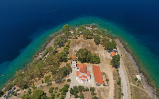 Η χαρακτηριστική εκκλησία στην Πέρδικα από ψηλά Η χαρακτηριστική εκκλησία στην Πέρδικα από ψηλά