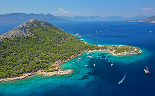 Το νησάκι της Μονής απέναντι από την Πέρδικα στην Αίγινα Το νησάκι της Μονής απέναντι από την Πέρδικα στην Αίγινα