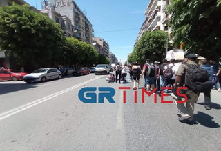 Περαστικοί βοηθούν την τραυματισμένη γυναίκα Περαστικοί βοηθούν την τραυματισμένη γυναίκα