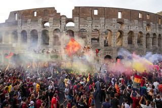 Ιταλία: Αποθέωση της τροπαιούχου Ρόμα από 100.000 φίλους της στην «Αιώνια Πόλη»