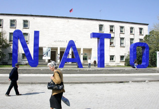 Το λογότυπο του ΝΑΤΟ Το λογότυπο του ΝΑΤΟ
