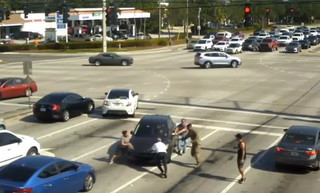 Δραματικό βίντεο από πολυσύχναστο δρόμο: Οδηγός κατέρρευσε στο τιμόνι και αρκετοί έτρεξαν να βοηθήσουν