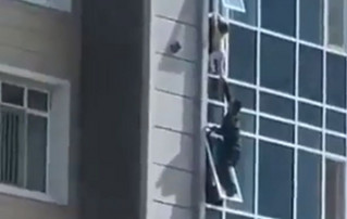 Δραματικό βίντεο: Δείτε πως ένας άντρας έσωσε 3χρονη που κρεμόταν από παράθυρο 8ου ορόφου