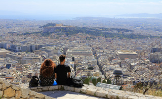 νεαροί κοιτούν την Αθήνα